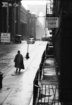 luzfosca:  Erich Hartmann  Man in street under the Brooklyn Bridge, USA. New York City, 1955. 