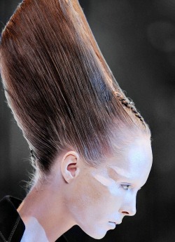 130186:  Kristy Kaurova for Alexander McQueen