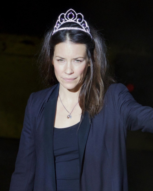 Evangeline Lilly arriving to the set of Ant-Man and the Wasp in a tiara after playing with her kids 