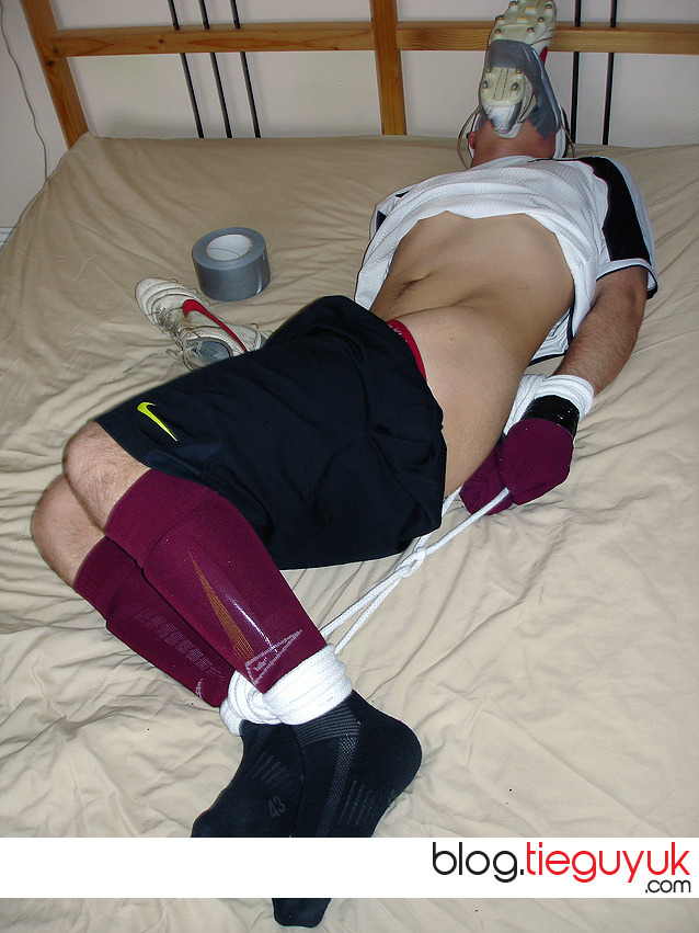 gaybondageboys:  tieguyuk: This str8 lad came from soccer practice in his dirty kit