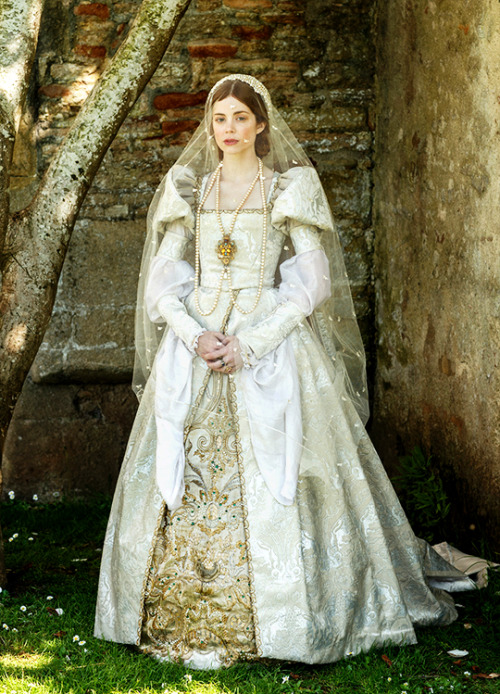 fuckyeahcostumedramas:Charlotte Hope in ‘The Spanish Princess’ (2019).  Court 