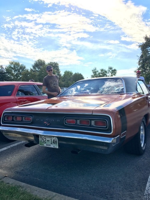 Take a look at this 1970 Dodge Coronet R/T with a 440 Magnum mated to a 3-speed automatic. The big b