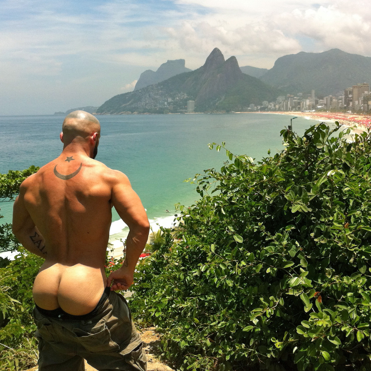 daddylovestofuk:  FRANCOIS SAGAT’a amazing ass visits  RIO DE JANEIRO 