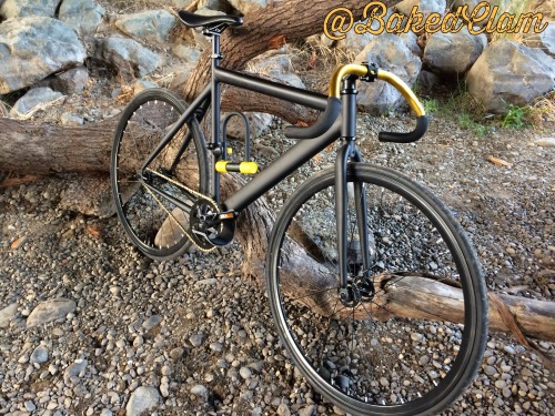 bikesandgirlsandmacsandstuff: (via The Fixed Gear World: Donavan @bakedclam bring us his City Bicycl