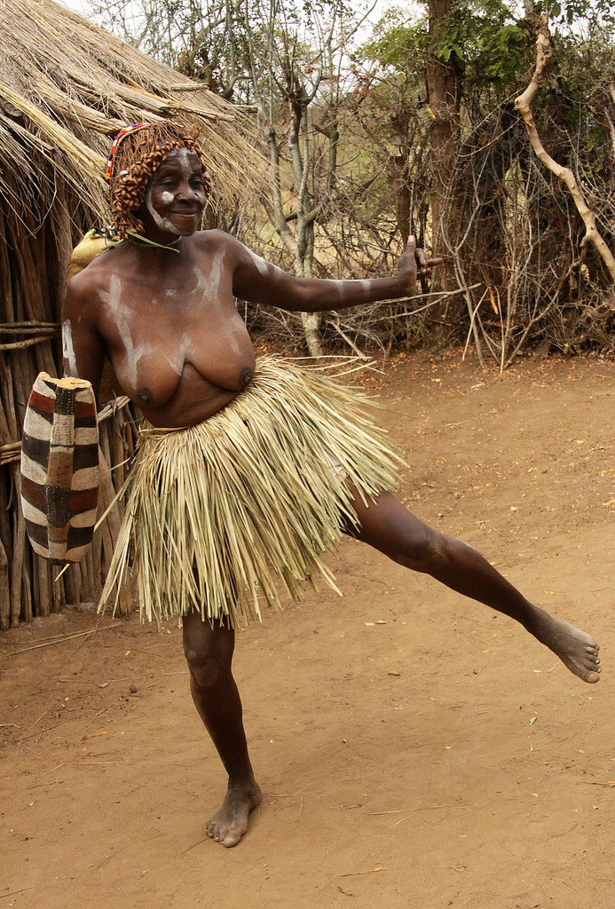Tharaka woman, by retlaw snellac Kenia - Traditions of the Tharaka tribe, a subgroup