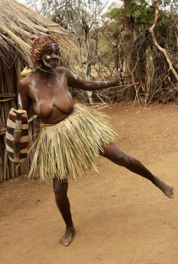 Tharaka Woman, By Retlaw Snellac Kenia - Traditions Of The Tharaka Tribe, A Subgroup