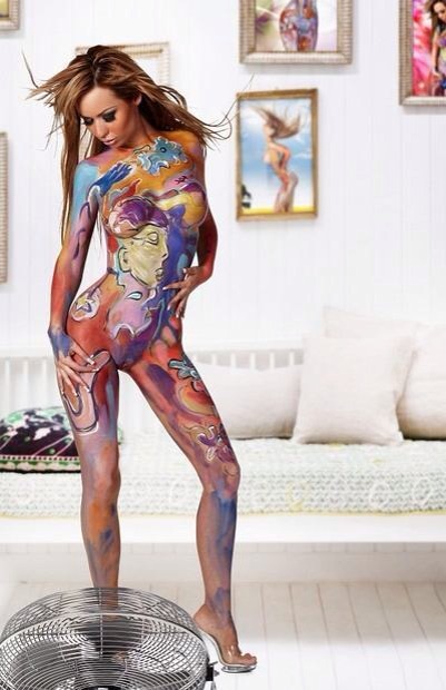 ypai adriennlevai:  Yoyo art , body painting calendar by @petermarosi  Das allererste Mal, dass mir ein Bodypainting gefällt