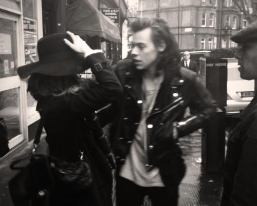 dreaming-fame: eleanors-clothes: niallhorantheirish: Out in London - 04.12.2014 (x) omg sooo good Th