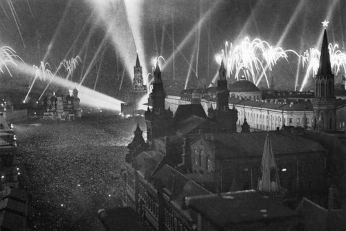 sovietpostcards: Celebratory fireworks on the Red Square in Moscow. May 9, 1945. Photo by N. Sitniko