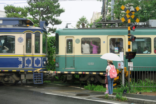 ninetail-fox:Railroad crossing ,Kamakura