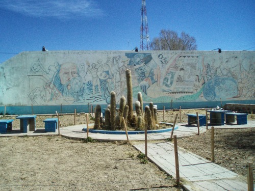 Parque municipal con cardones y mural, La Quiaca, Jujuy, 2007.