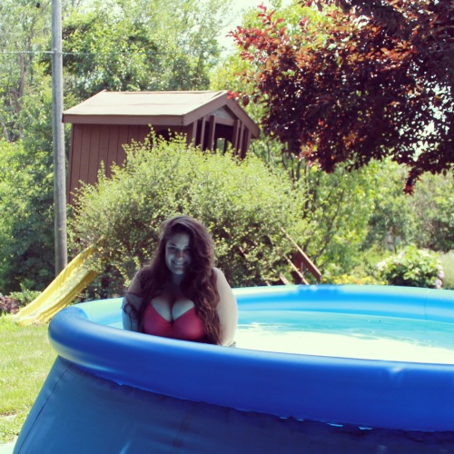 molotowcocktease:I already miss my aunts back yard & pool :(So lovely!