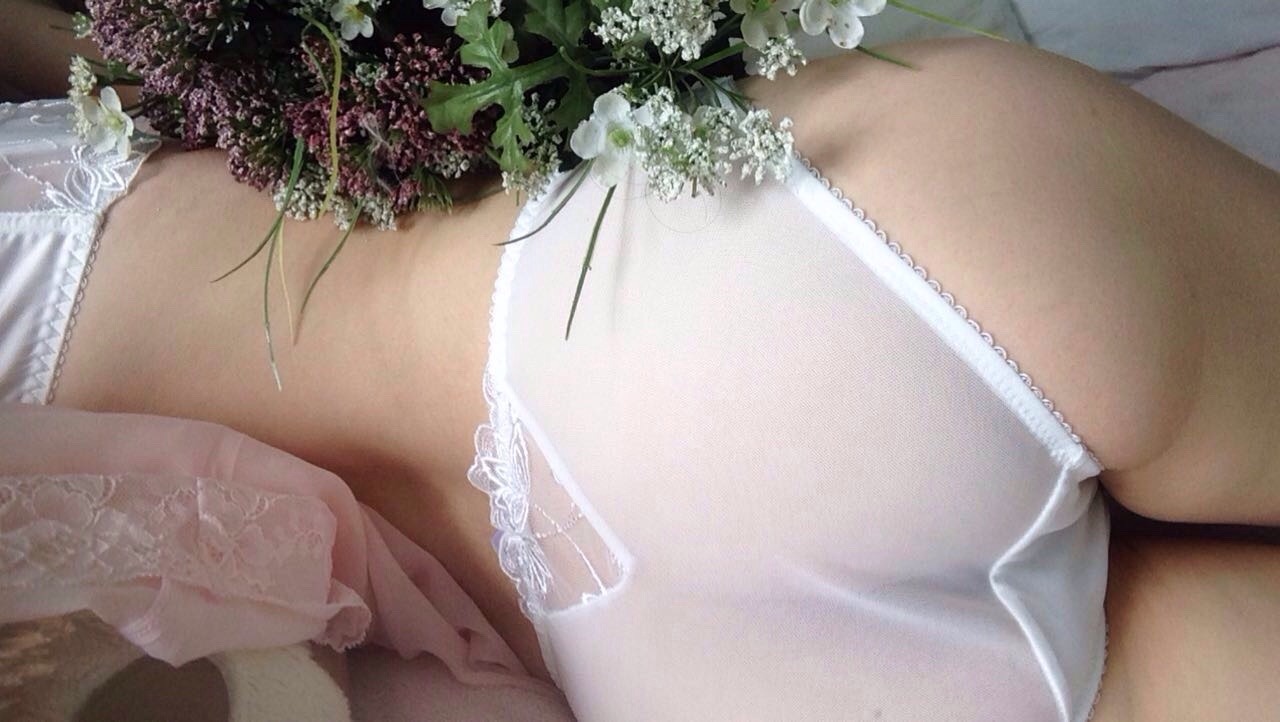 aumeryrose:  cummbunny: here is a bit of my valentine’s day photoshoot you are