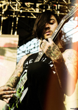 kittyquinnbostwick69:  paravic:   Tony Perry | Pierce The Veil   his hands are sO GRACEFUL