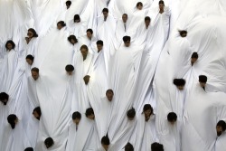 picaet:   People wearing a white cloth took