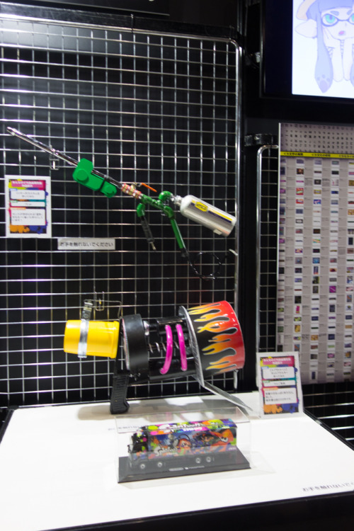 pasocham:  Splatoon area at Game Party Japan. Real weapons and neat paper craft displays and mini gear!   O oO <3