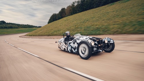 Teaser for new Morgan three-wheeled sports car !Debuting on February 24, 2022