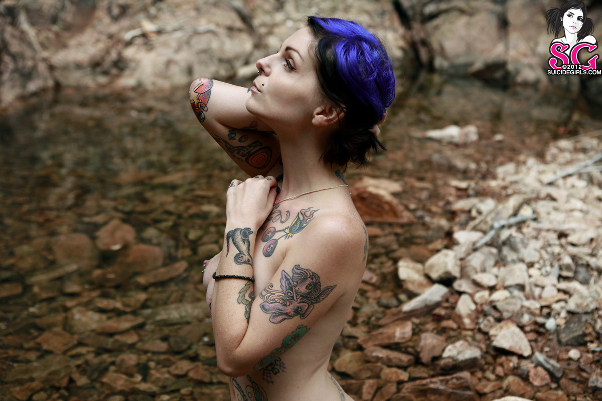 beautifulgirlsmakemesuicidal:  Riae Suicide