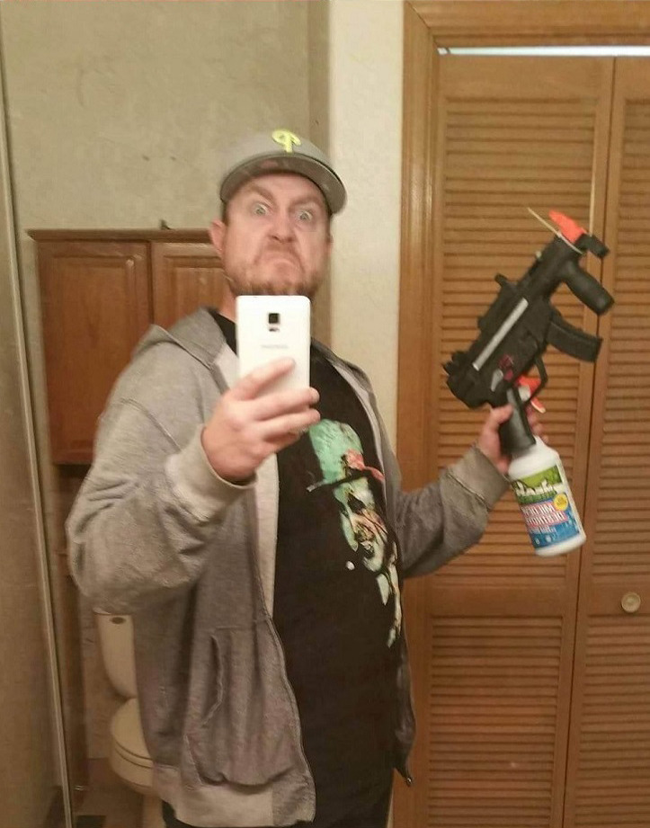 letthegaycommence: catchymemes:     When guns aren’t terrifying they are some of