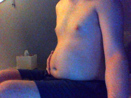 nsfw-wootcats:  burger-chan:  empty belly, few weeks ago  … Conveniently placed tissue box. :o