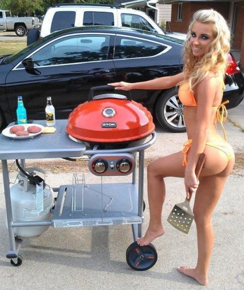 black-sapiosexual:  Backyard BBQ?  Not when the chef looks like this.  She can grill at my house anytime!