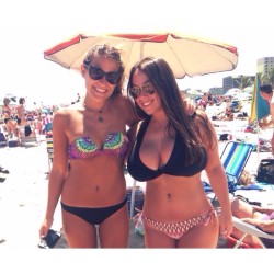 sizefiend:  bigger-on-top:  bikiniboobsbutts:  Who has a Busty Friend?    Bigger On Top     God Is SO Unfair!