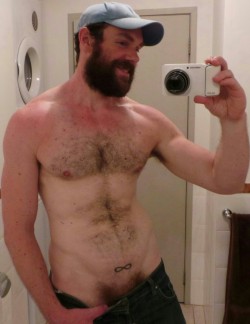 thefoxnz:  Blue cap.  Sexy otter selfie.