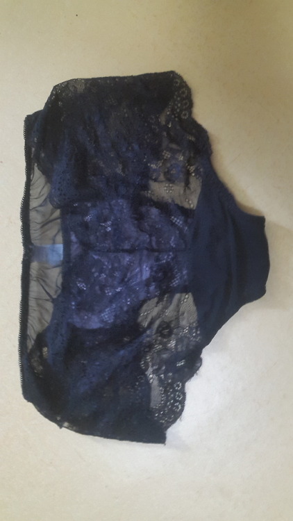 헬스다녀와서 방금벗어놓은건데..트레이너랑 무슨얘길했고 무슨생각을했는지 많이도쌋고 아직도축축하네요&hellip;개년..