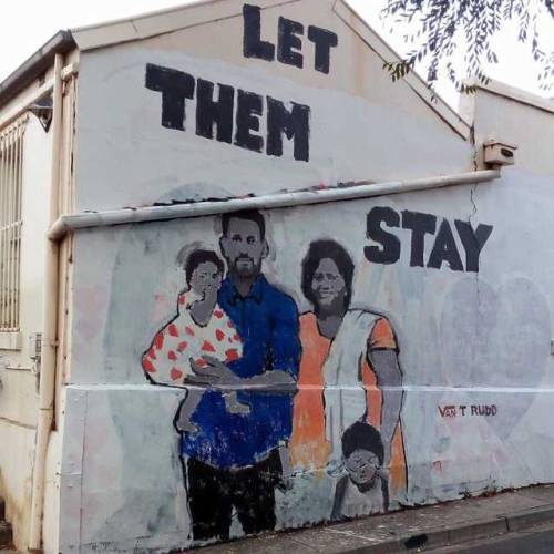“Let them stay” Mural in Melbourne by Van T. Rudd of the Biloela family. Tamil asylum se