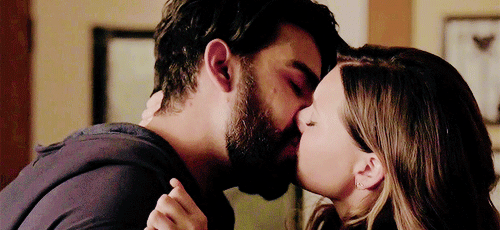 izombiesource:Peyton/Ravi kiss in 3x03