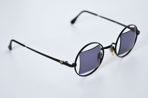 visva:  Chanel sunglasses from the 90’s Found from http://sunglassespreservation.com/ 