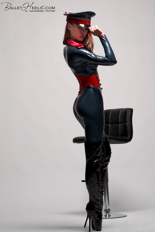 born-in-latex:  Latex Girl http://born-in-latex.tumblr.com/