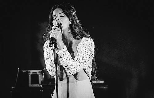 09.08.17 - Lana Del Rey performing at the Santa Barbara Bowl in Santa Barbara (USA).