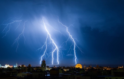 stonelpaesedellemeraviglie:  Italy: Sicily, Palermo Thunderstorm 22/23 June 2016 