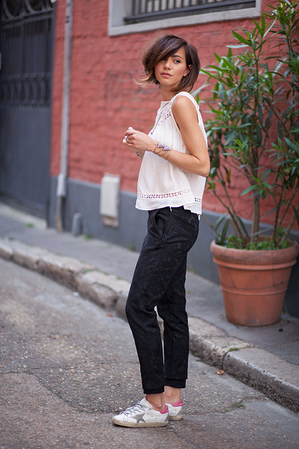 justthedesign:  Summery and casual. White top, black pants and sneakers. Love it?