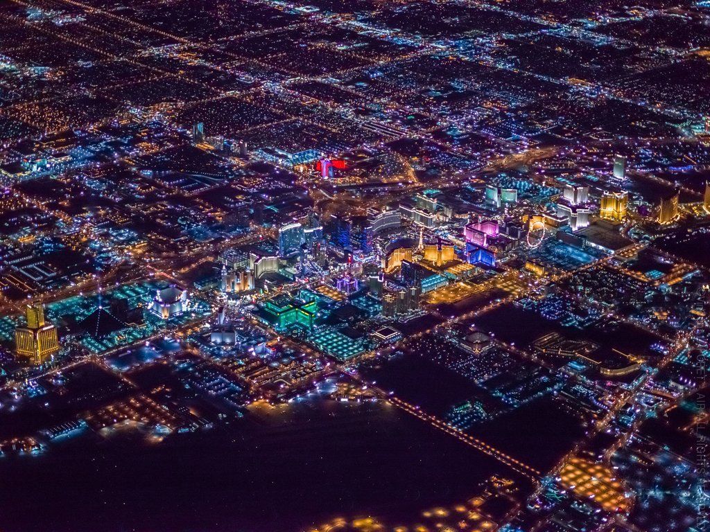 nyctaeus:  Las Vegas looks like a circuitboard from 10,800 feet. Photographs by Vincent