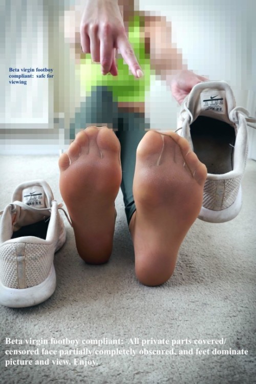 justanobedientboy:Happy Sunday!  A very generous view with shoes, hose and feet.  Something for ever