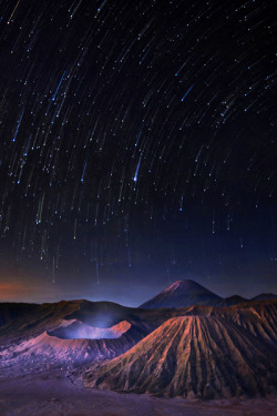 earthdaily:  Bromo before sunrise BY Weerapong