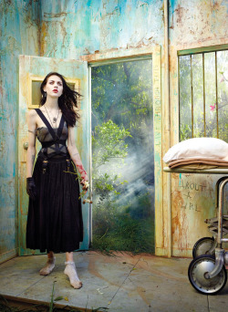 phineas4cobain:  dementorskiss:Frances Bean Cobain for Rolling Stone (2015).“live through this “ on door frame….“about a girl” on wall.       and frances!