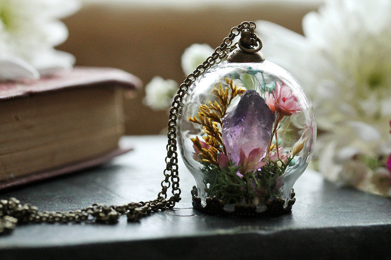 wordsnquotes:  culturenlifestyle: Romantic Crystal &amp; Terrarium  Encapsulated