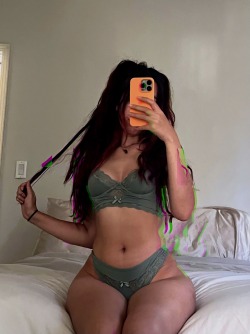 bratty-hunnybee:I’m bored..cum play with me 💕