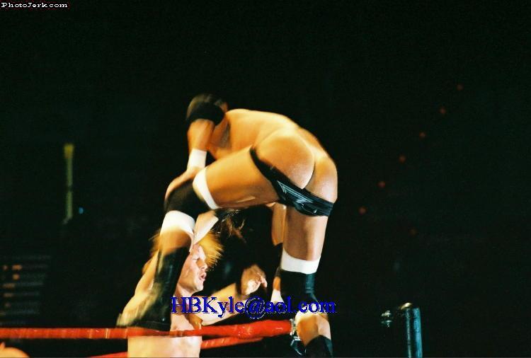 kliqfan1984:  A whole truckload of house show candids involving HHH’s trunks getting