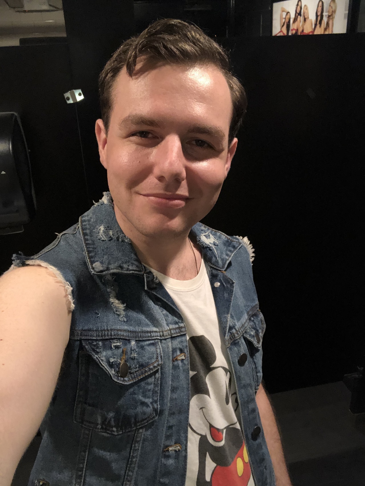 feelinlikea10: Drunk bathroom selfie cuz I KNOW I look good tonight 