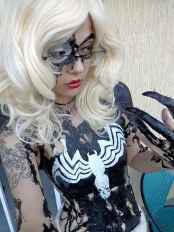 nerdybodypaint:  Black Cat with. Venom Symbiote cosplay by goggleoctopus on deviantART