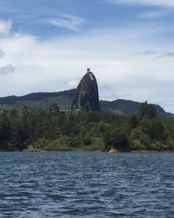 #guatape #pueblo #Colombia #elpenol #elpeñol #bigassrock