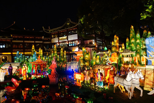 fuckyeahchinesefashion:fuckyeahchinesefashion:lantern festival photos via lofterHappy lantern festiv