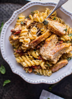 foodfuck:  creamy sun-dried tomato and basil chicken pasta