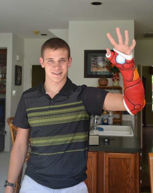 ishipitlikeups:lauradefazio:My little brother broke his tiny bone in his wrist that does not heal we