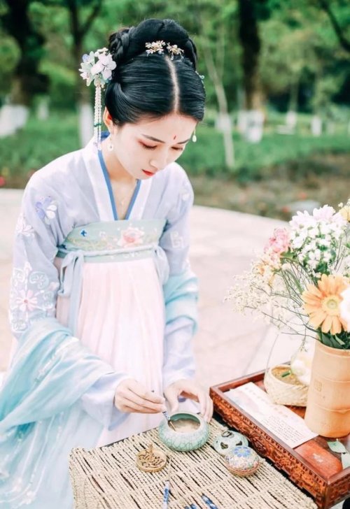 ziseviolet: Hairstyle tutorial for traditional Chinese Hanfu, Part 2/? This elegant updo uses one hair piece and several hair accessories to create a classic look that goes with any outfit. (Source) 