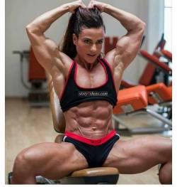 WE LOVE MUSCULAR GIRLS